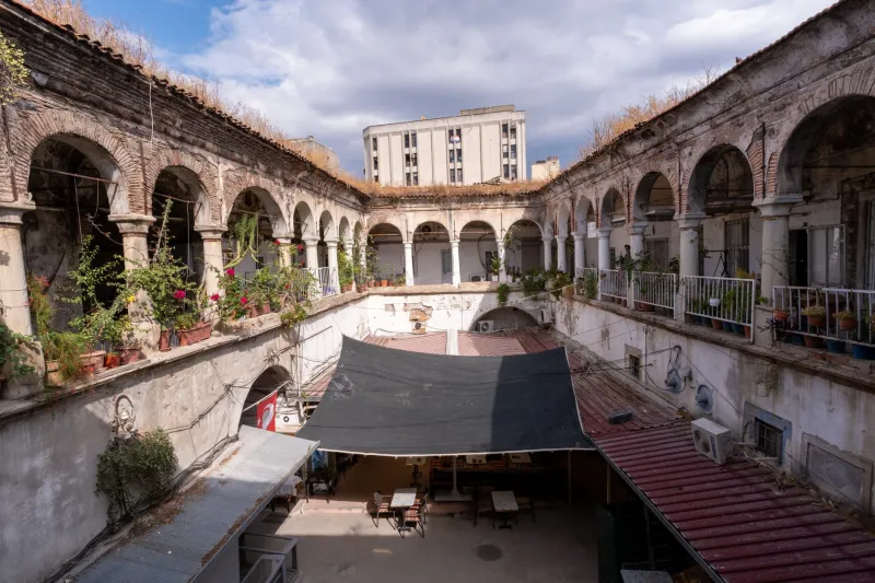 Arches, Courtyards, and Domed Roofs: Building an Anatolian-Style Guild Hall in Hytale